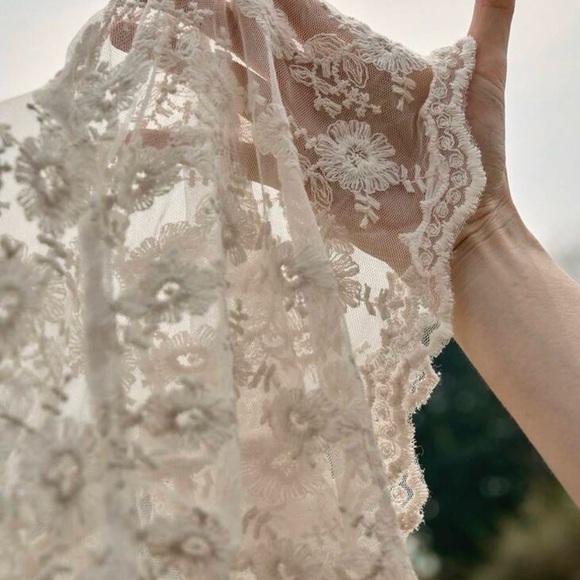 Cream Lace Sleeveless Camisole Blouse - Picture 7 of 10